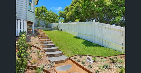 GRAND QUEENSLANDER IN EXCLUSIVE INDOOROOPILLY POCKET - Photo 2