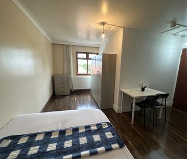 Studio Flat, Great Cambridge Road, N18 - Photo 3