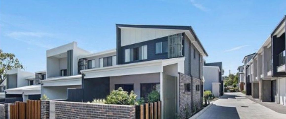 Modern 3-Storey Townhouse With Double Garage - Photo 1