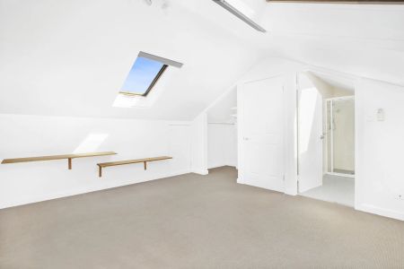 Stylish 4-Bedroom Townhouse in Maroubra - Photo 5