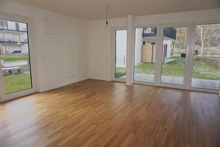 Moderne Erdgeschosswohnung mit Einbauküche und Terrasse! Mit direktem Blick auf die Mosel - Photo 2