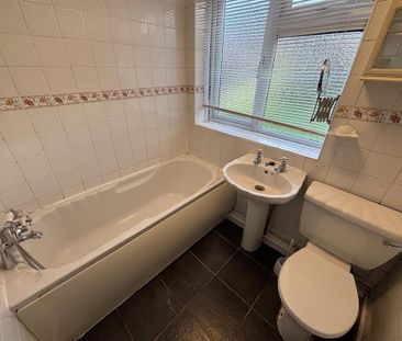 2 bedroom ground floor flat to rent - Photo 2