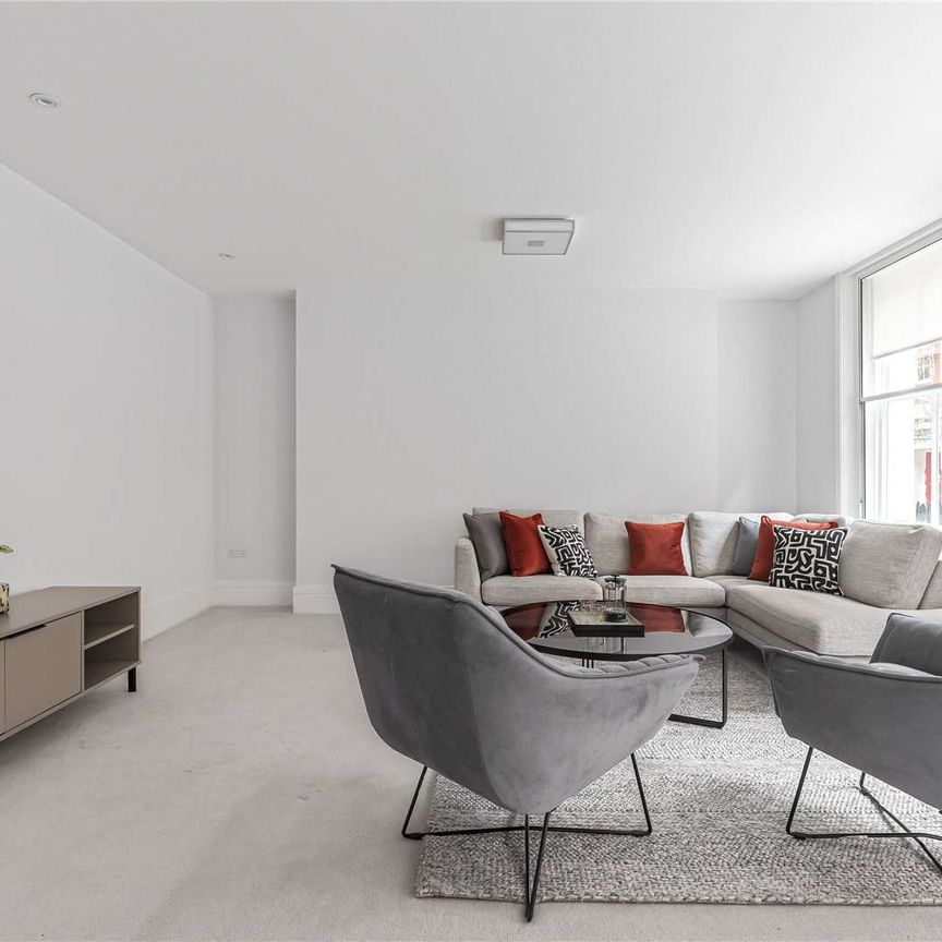 An exceptional three-bedroom house arranged over four storeys, in the heart of Marylebone. - Photo 1