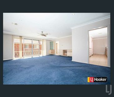 Large Four Bedroom House - Photo 3