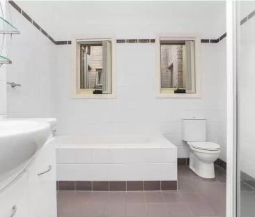 Spacious 3-Bed Home in Marrickville Area - Photo 5