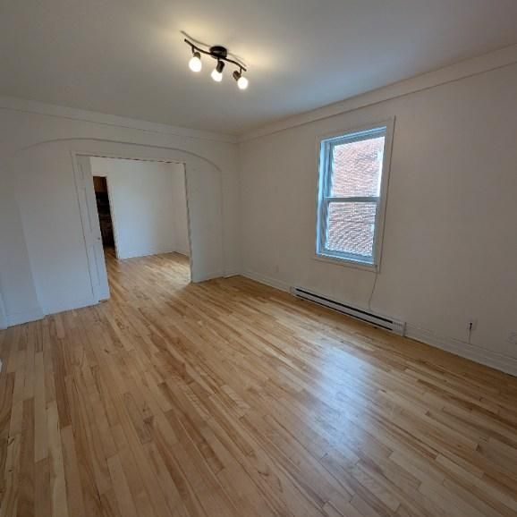 Magnifique 2 Chambre + Salle à mangé avec cachet – St-Sacrement – 1250$/mois (Internet & Stationnement inclus) - Photo 1