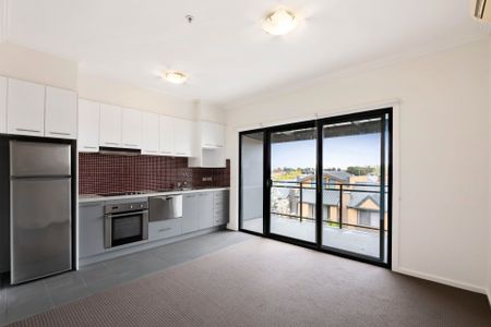 Stylish Two-Bedroom Apartment with Private Balcony - Photo 4