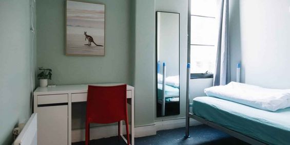 Single Room With Shared Bathroom - Photo 3