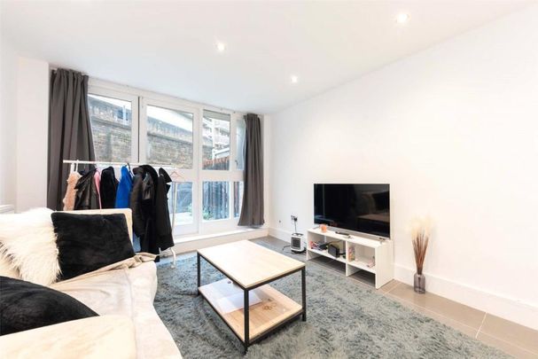 Thomas More Street, Wapping, London, E1W - Photo 1