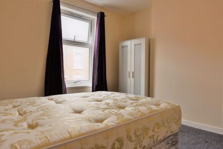 3 bedroom House in Burley Lodge Terrace, Leeds - Photo 5