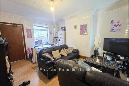 5 Bedroom Student Properties Leeds - Photo 3
