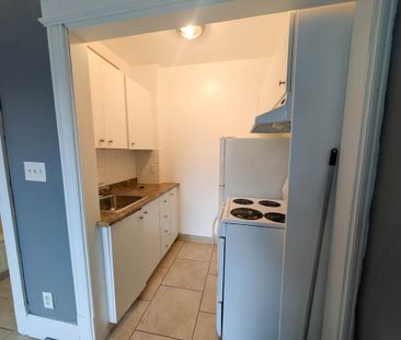 **Downtown Hamilton** Cozy Main Floor Bachelor Apartment!! - Photo 4