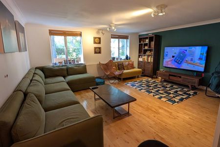 Ashdown Close, Woking, Surrey, GU22 - Photo 4