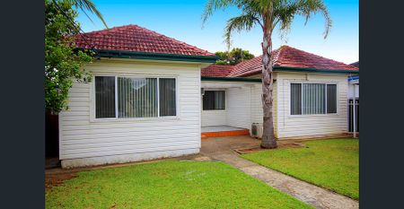 Spacious 4 Bedroom Home - Photo 3