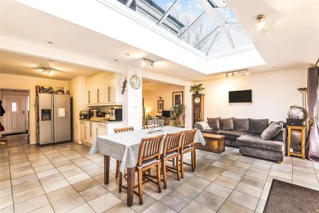 4 bedroom detached house to rent - Photo 3