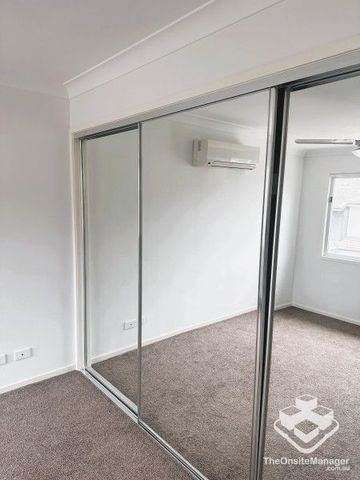 Spacious three bedroom townhouse - Photo 2