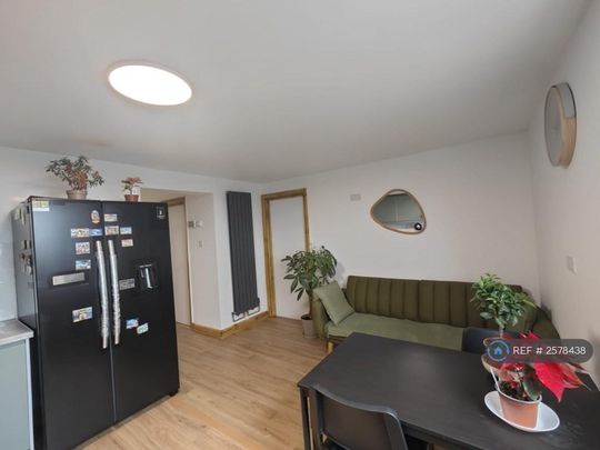 1 bedroom in a flat share to rent - Photo 1