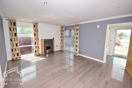 3 bedroom end of terrace house to rent - Photo 2
