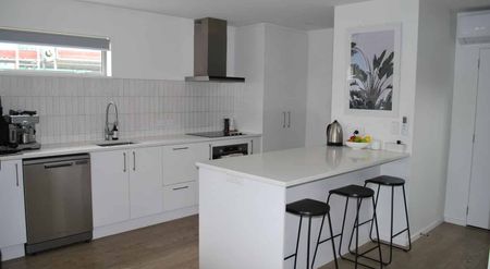 Modern 3BR Townhouse in St Albans - Photo 3