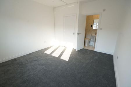 1 bedroom in a house share to rent - Photo 3