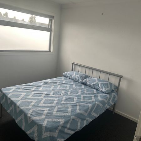 Cranbourne East - Photo 4