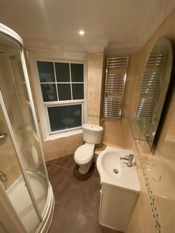 Room in a Shared Flat, Couples Allowed, SE10 - Photo 5