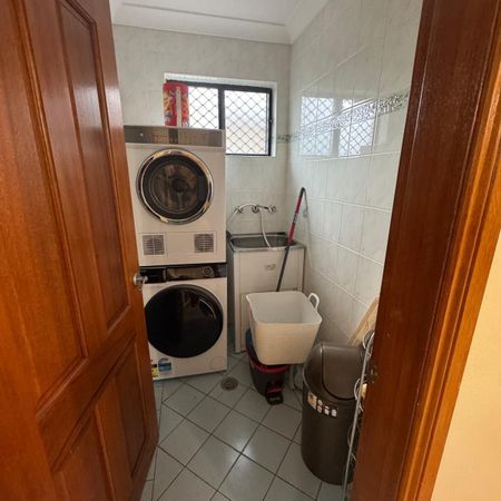 LARGE AND SPACIOUS 4 BEDROOM, 2 STORY HOUSE - Photo 4