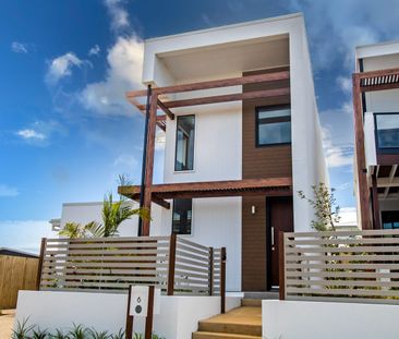 Spacious 4-Bedroom Home in a Prime Coastal Location - Photo 4