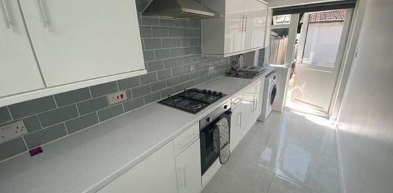 2 bedroom ground floor flat to rent - Photo 2