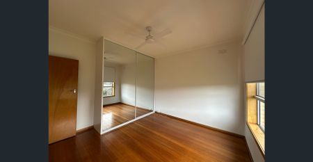 Freshly painted 3 bedroom home - Photo 4