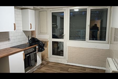 3 Bed Flat, Harmon House, SE8 - Photo 4