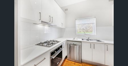 Perfectly Blended Classic Home - Inner City Living With Loads of Style - Photo 2