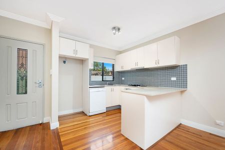 Spacious Three Bedroom Townhouse In Marrickville - Photo 5