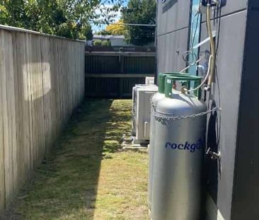 Charming 3-Bedroom, 2-Bathroom Home - Photo 3