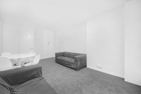 3 bedroom flat in Rolls Road - Photo 5