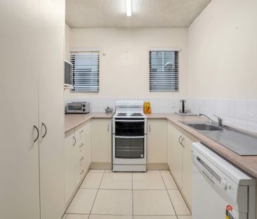 Furnished & Spacious Inner-City Apartment! - Photo 3