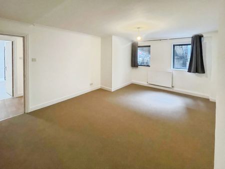 3 bedroom Flat To Let - Photo 2