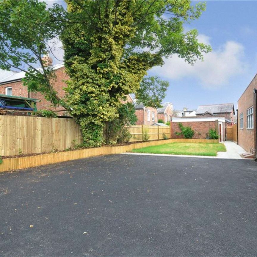 A stylish first floor one bedroom apartment refurbished to a high standard offering a private terrace and one parking space - Photo 1