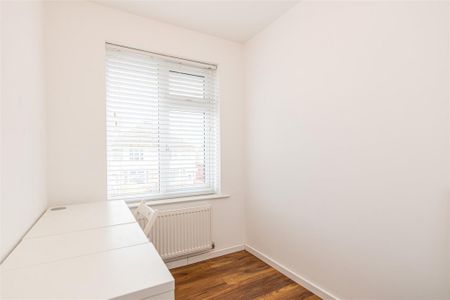 3 bed House - Semi-Detached To Let - Photo 5