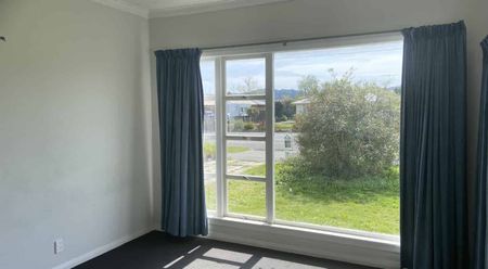 Large Four Bedroom Home - Photo 4