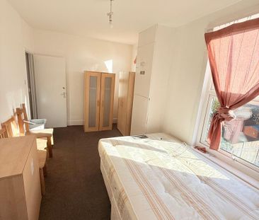 4 bedroom flat to rent - Photo 1