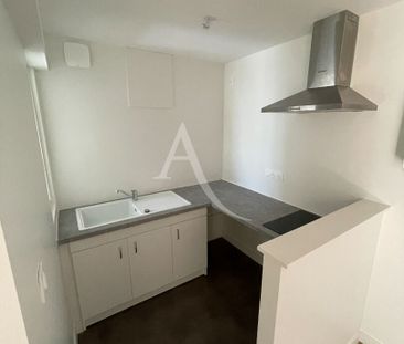 Location Appartement 2 pièces 55m² FONTENAY LE COMTE 85200 - Photo 4