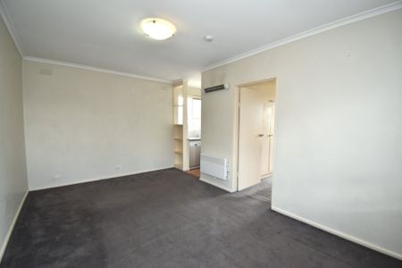 Prime Location - Walk to Supermarkets, Glenhuntly Train Station, Trams, Buses. - Photo 4