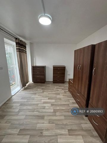 3 bedroom flat to rent - Photo 4