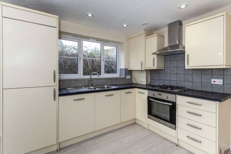 Town Lane, Stanwell, Staines-upon-Thames, Surrey, TW19 7BZ - Photo 5