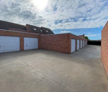 Rijwoning met 3 slaapkamers, garage en tuintje. - Photo 1