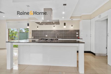 BEAUTIFUL FAMILY HOME!! - Photo 3
