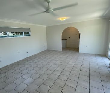 Renovated 1 bedroom granny flat with shared inground swimming pool - Photo 4