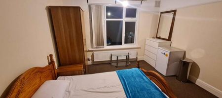 1 bedroom in a house share to rent - Photo 2