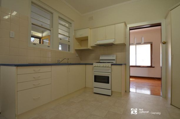 3 bedroom home, just a short walk to tram! - Photo 1